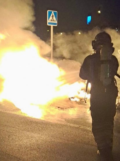 Los bomberos sofocan de madrugada el incendio de un contenedor en Arrecife