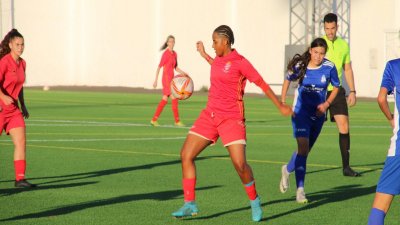 Encuentro de fútbol entre el FC Puerto del Carmen y el Universitario