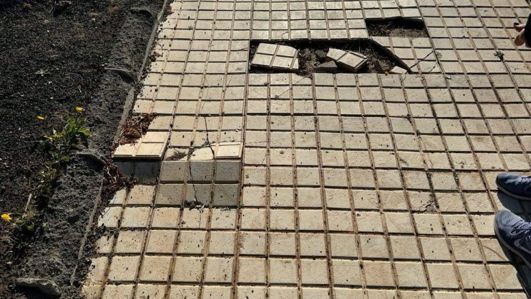 Acera en mal estado en Costa Teguise