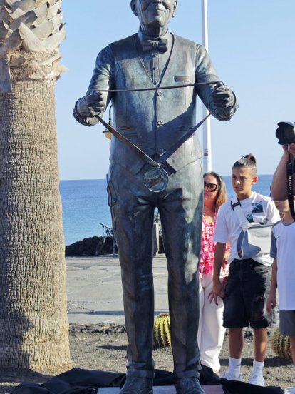 Escultura homenaje a Kenneth Gasque