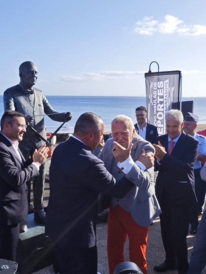 Escultura homenaje a Kenneth Gasque