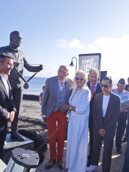 Escultura homenaje a Kenneth Gasque
