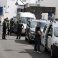 Pedro San Ginés junto a los agentes de la UCO. La Voz