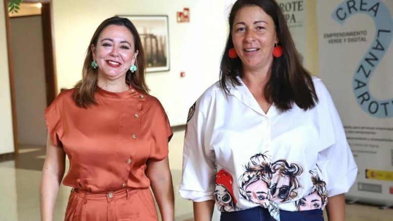 La presidenta del Cabildo de Lanzarote, María Dolores Corujo, y la consejera de Educación del Cabildo, Myriam Barros