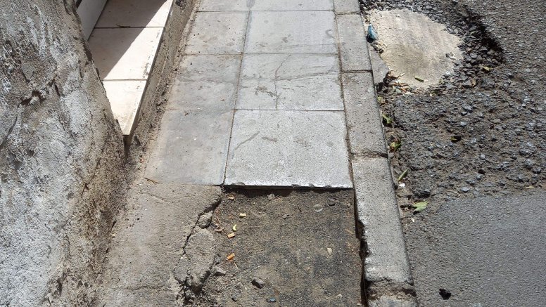 Socavones en la calle Molino de Arrecife
