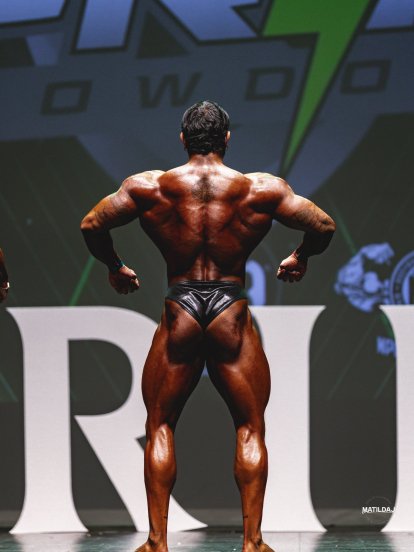 Kunal Mahtani de espaldas