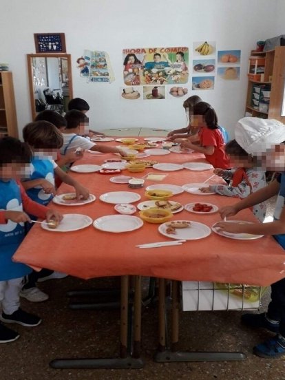 El alumnado de Las Breñas con las manos en la masa. Archivo personal: Mercedes Morales.