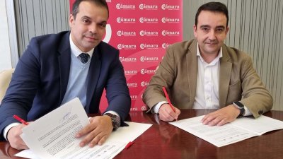 Firma del convenio por parte los presidentes de la Asociación de Jóvenes Empresarios y de la Cámara de Comercio
