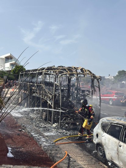 Arde una guagua en Playa Blanca 