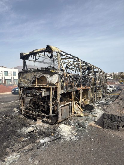 Arde una guagua en Playa Blanca 