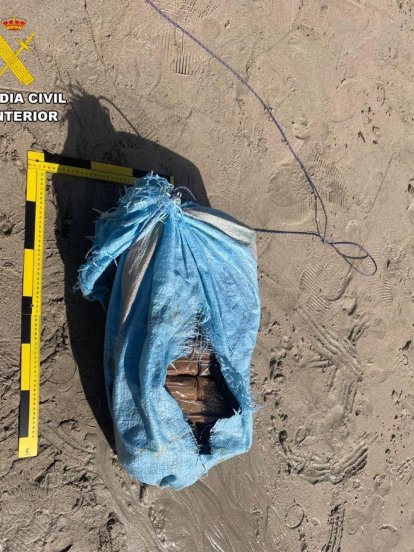 La Guardia Civil detiene a tres personas que esperaban descargar un alijo de hachís en Canarias