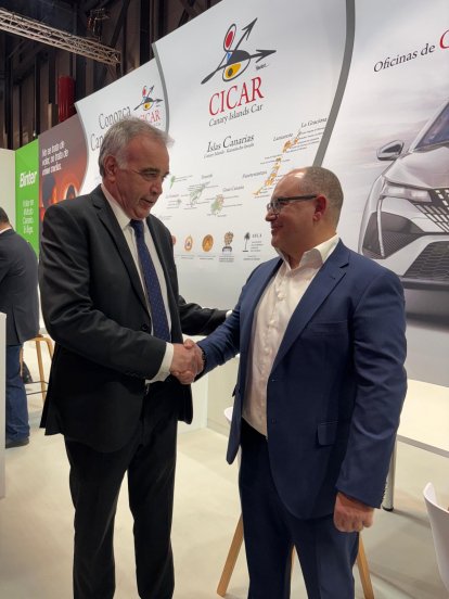 Mamerto Cabrera con el director comercial de Armas Trasmediterranea, Óscar Martínez.