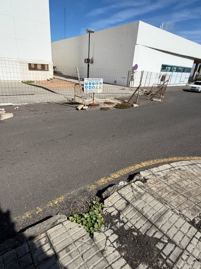 Vallas que obstaculizan el paso de vehículos en Playa Blanca