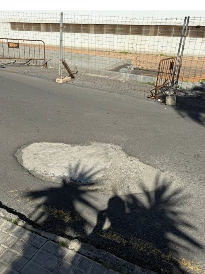 Vallas que obstaculizan el paso de vehículos en Playa Blanca