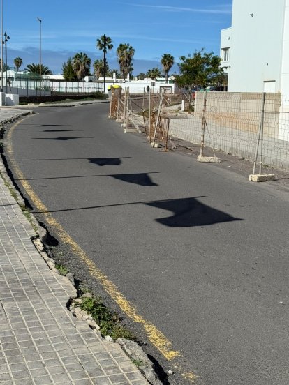 Vallas que obstaculizan el paso de vehículos en Playa Blanca
