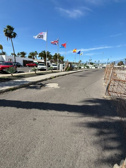 Vallas que obstaculizan el paso de vehículos en Playa Blanca