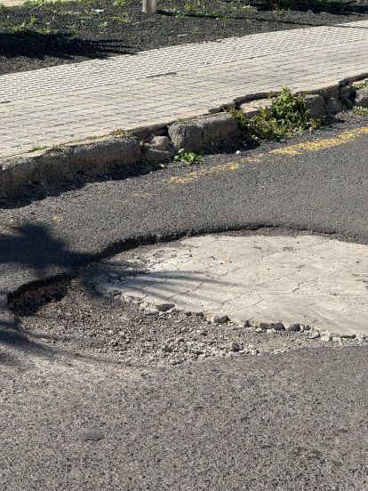 Vallas que obstaculizan el paso de vehículos en Playa Blanca