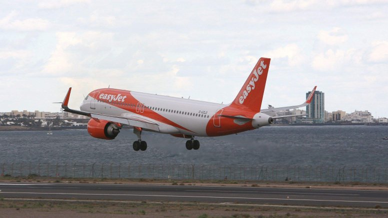 Un avión de la compañía británica EasyJet aterriza en Lanzarote.