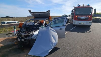 Vehículo tras chocar con una guagua en Guatiza
