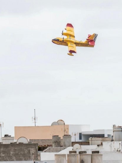 Uno de los hidroaviones sobre la ciudad de Arrecife