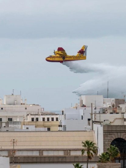 Uno de los hidroaviones sobre la ciudad de Arrecife