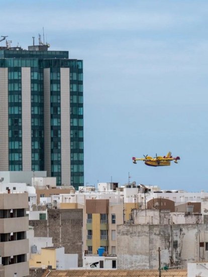 Uno de los hidroaviones sobre la ciudad de Arrecife