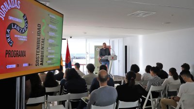 El consejero de Empleo del Cabildo, Jorge peñas, durante la inauguración de las jornadas de sostenibilidad ambiental y emprendimiento