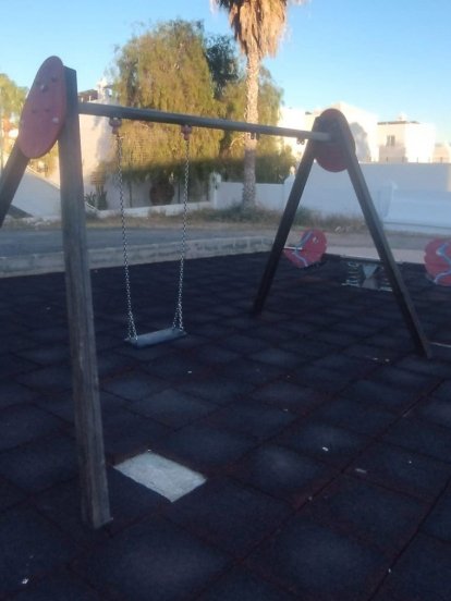 Estado de uno de los parques infantiles de Tías