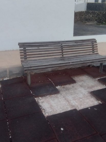 Estado de uno de los parques infantiles de Tías