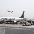 Un avión de Ryanair con pasajeros en el aeropuerto César Manrique de Lanzarote
