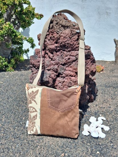 Bolso de Fabiola González. Materiales reciclados. 