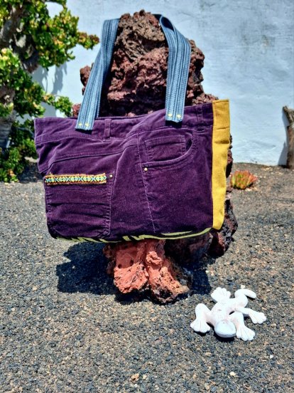 Bolso de Fabiola González. Materiales reciclados. 