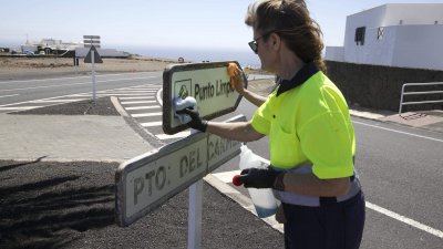 Efectivos limpian la señalética de la calle con motivo de la Cumbre Hispano-Portuguesa (Foto: José Luis Carrasco)
