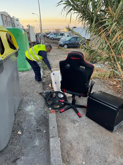 Varios enseres tirados por la gente junto a los contenedores en Arrecife