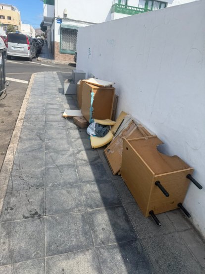 Varios enseres tirados por la gente junto a los contenedores en Arrecife