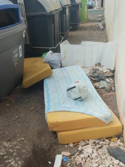 Varios enseres tirados por la gente junto a los contenedores en Arrecife
