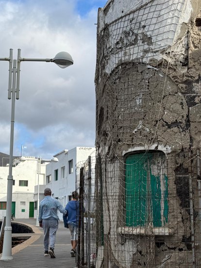 Estado ruinoso de la Casa Modernista de Caleta de Famara. Foto: Andrea Domínguez.