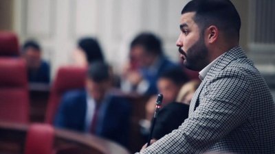 Jesús Machín del Grupo Nacionalista Canario hablando sobre el tema en cuestión