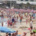 Turistas en la playa en Lanzarote