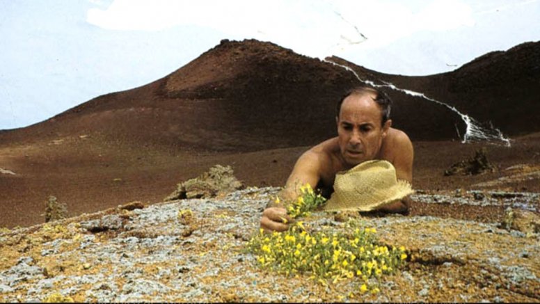 César Manrique en un espacio volcánico de Lanzarote