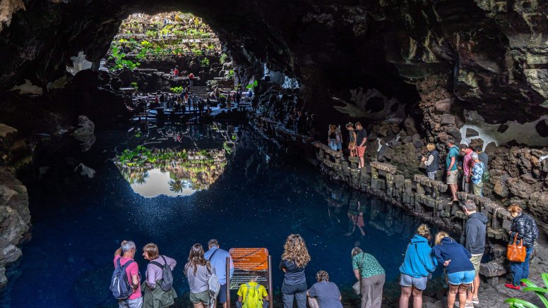 Un grupo de turistas visita los Jameos del Agua, uno de los Centros Turísticos de César Manrique. Turismo. Foto: Andrea Domínguez.