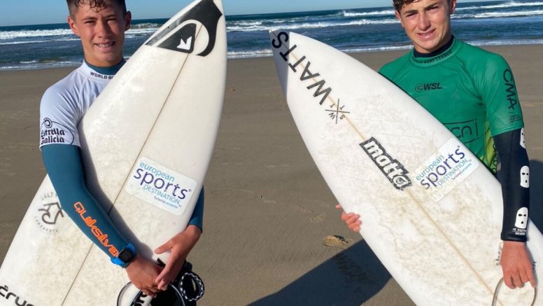 Dylan Donegan y Conor Donegan tras el campeonato de surf en Asturias