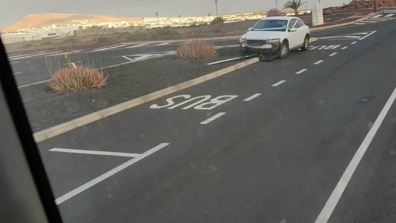 El coche abandonado en en la Avenida de Papagayo a la altura de la rotonda de Ciudad Jardín en Playa Blanca