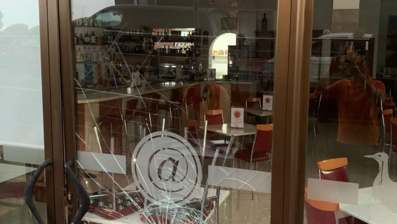 Un intento de robo en la cafetería Hubara de Arrecife provoca destrozos en el local