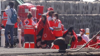 Cruz Roja atiende a las 49 personas llegadas este miércoles a Lanzarote (Foto: Jose Luis Carrasco)
