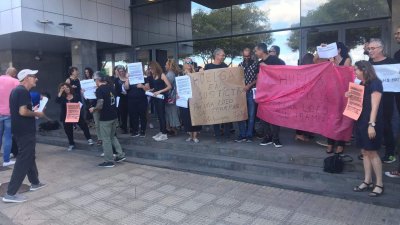 Funcionarios de la Administración de Justicia durante la concentración de este jueves en Arrecife. Foto: José Luis Carrasco