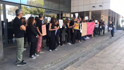Funcionarios de la Administración de Justicia durante la concentración de este jueves en Arrecife. Foto: José Luis Carrasco