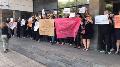Funcionarios de la Administración de Justicia durante la concentración de este jueves en Arrecife. Foto: José Luis Carrasco
