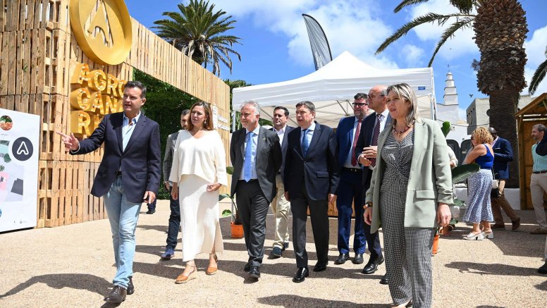 El presidente de Canarias, Ángel Víctor Torres; el ministro de Agricultura, Pesca y Alimentación, Luis Planas; la consejera Alicia Vanoostende, y la presidenta del Cabildo lanzaroteño, Dolores Corujo, asisten a la inauguraa