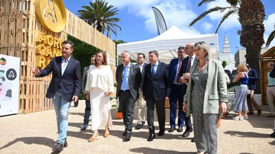 El presidente de Canarias, Ángel Víctor Torres; el ministro de Agricultura, Pesca y Alimentación, Luis Planas; la consejera Alicia Vanoostende, y la presidenta del Cabildo lanzaroteño, Dolores Corujo, asisten a la inauguraa